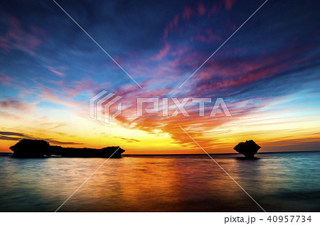 沖縄 渡具知ビーチの夕暮れの写真素材