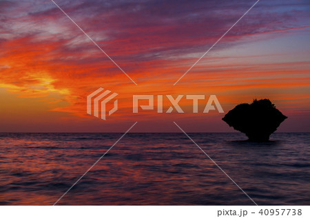 沖縄　渡具知ビーチの夕暮れ 40957738