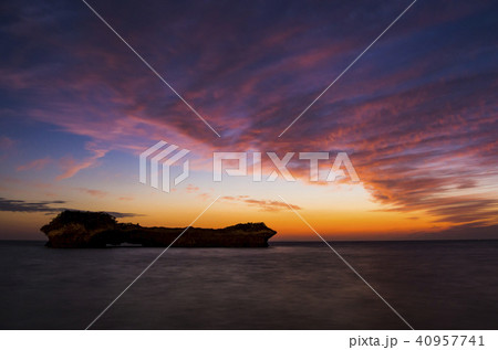 沖縄 渡具知ビーチの夕暮れ 沖縄 渡具知ビーチの夕暮れ 40957741