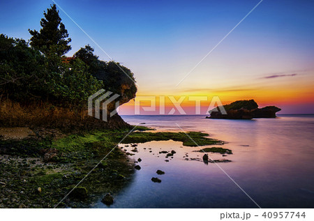 沖縄 渡具知ビーチの夕暮れ 沖縄 渡具知ビーチの夕暮れ 40957744