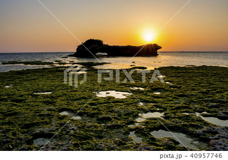 沖縄　渡具知ビーチの夕暮れ 40957746