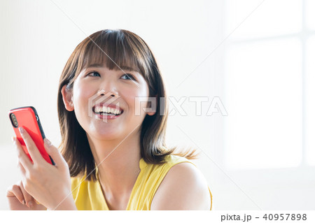 スマホ操作する女性 40957898