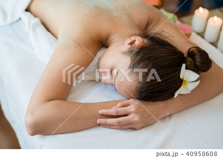 Young beautiful Asian woman relaxing in the spa  40958608