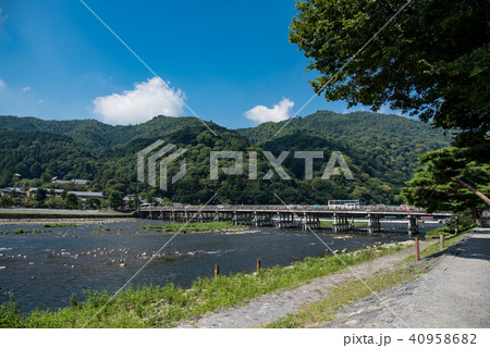 京都 夏の嵐山 嵯峨野 渡月橋を通るバス 京都 夏の嵐山 嵯峨野 渡月橋を通るバス 40958682