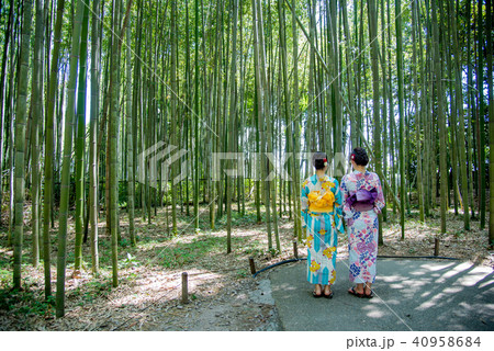 京都　嵯峨野　竹林の散策路を歩く二人の女性　浴衣姿 40958684