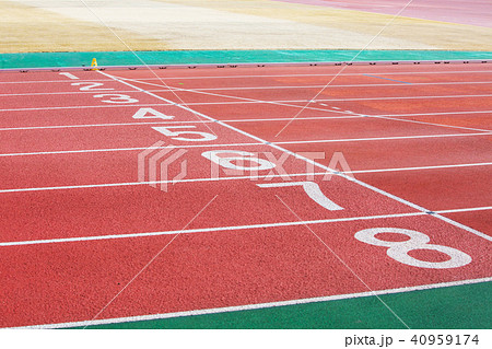 陸上競技のトラック スタートラインの写真素材