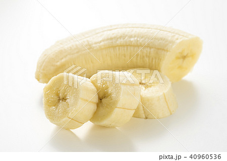 皮を剥いたバナナの写真素材