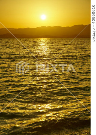 野洲市の琵琶湖の夕景 40960610