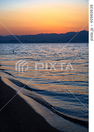 野洲市の琵琶湖の夕景 野洲市の琵琶湖の夕景 40960636