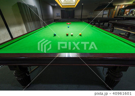 Snooker table with Multicolor snooker balls  40961601