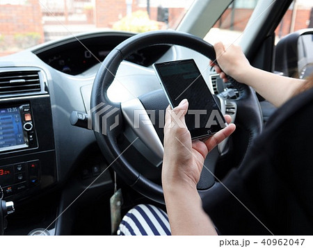 スマホの操作をする「ながら運転」禁止のイメージ スマホの操作をする「ながら運転」禁止のイメージ 40962047