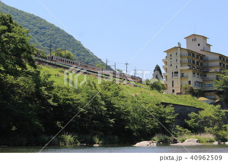 春の鬼怒川温泉（大滝河川遊歩道の風景） 40962509