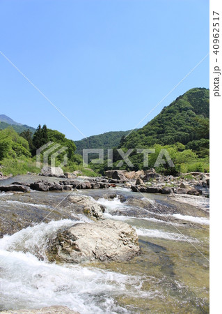 春の鬼怒川温泉（大滝河川遊歩道の風景） 40962517