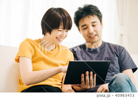 タブレットで動画を見る若い日本人夫婦の写真素材 40963453 Pixta