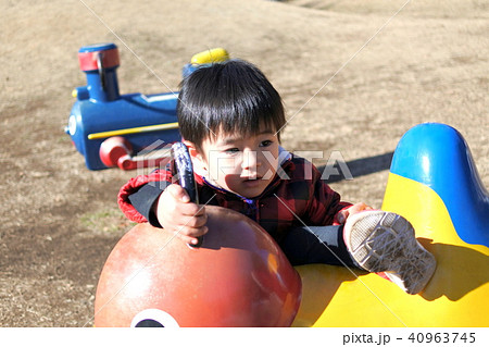 公園の遊具で遊ぶ2歳男児 公園の遊具で遊ぶ2歳男児 40963745