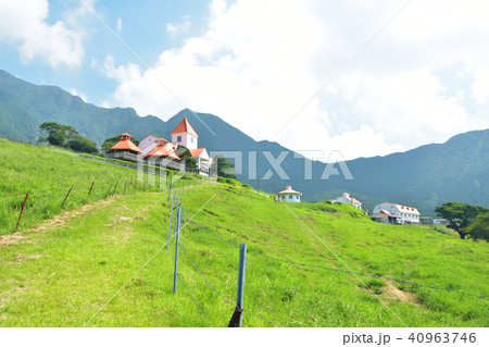 鳴之尾牧場の赤いとんがり屋根の研修館 鳴之尾牧場の赤いとんがり屋根の研修館 40963746