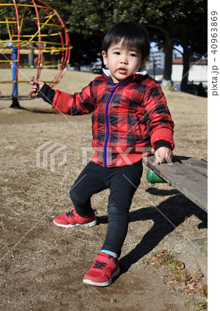 公園の遊具で遊ぶ2歳男児 公園の遊具で遊ぶ2歳男児 40963869
