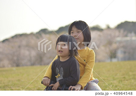 公園で遊ぶ姉妹 公園で遊ぶ姉妹 40964548