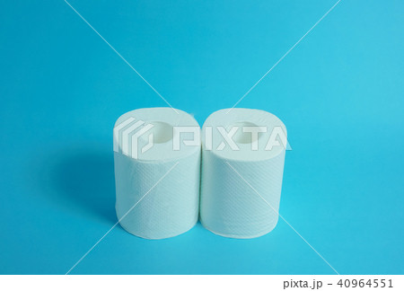 日用品　トイレットペーパー　シンプル素材　青色背景 40964551