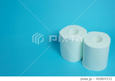 日用品 トイレットペーパー シンプル素材 青色背景 日用品 トイレットペーパー シンプル素材 青色背景 40964552