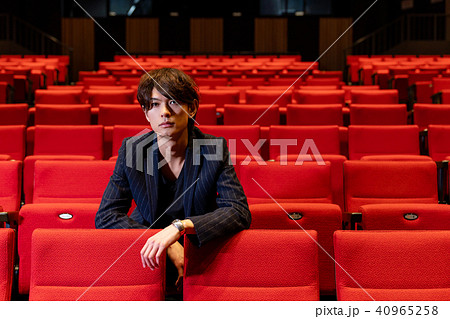 観客席の男性 40965258