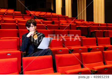 観客席の男性 40965259