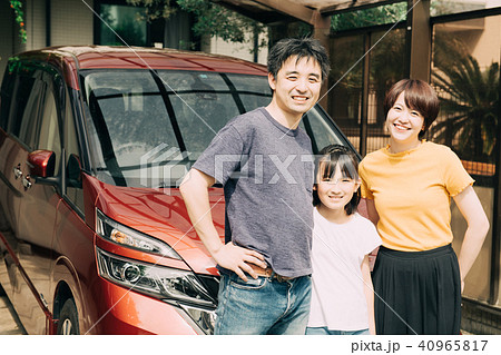 カーライフ 家の前に並んで立つ3人家族 カーライフ 家の前に並んで立つ3人家族 40965817
