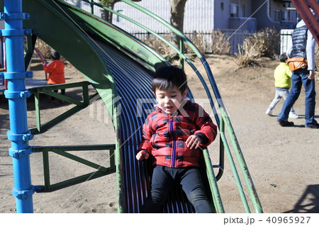 滑り台で遊ぶ二歳男児 40965927