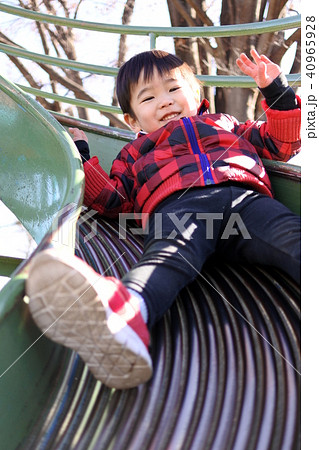 滑り台で遊ぶ二歳男児 40965928