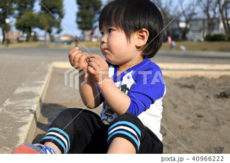 砂場で遊ぶ二歳男児 砂場で遊ぶ二歳男児 40966222