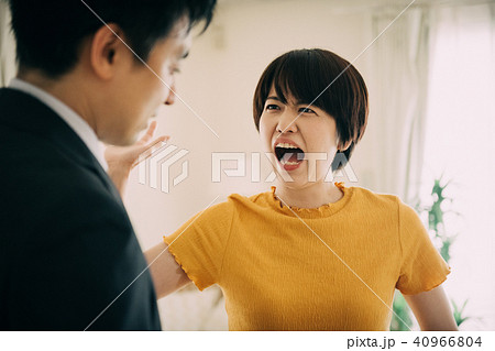 夫婦喧嘩 夫を怒鳴る妻 中年カップル 40966804