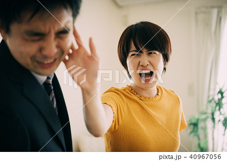 夫婦喧嘩 平手打ちする妻 中年カップル 40967056