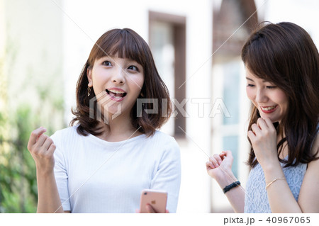 女性 旅行 スマホ カフェ 女性 旅行 スマホ カフェ 40967065