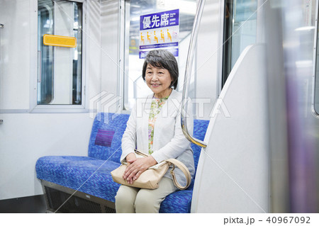 シニア　電車　旅行　アクティブシニア　撮影協力　京王電鉄株式会社 40967092