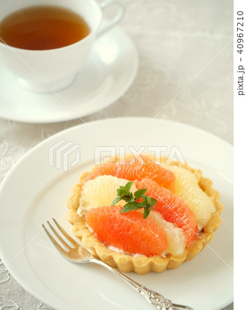 グレープフルーツとマスカルポーネクリームのタルトと紅茶（ハイアングル） 40967210
