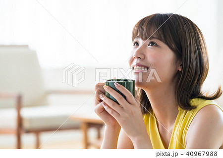 コーヒーブレイクする女性 40967988