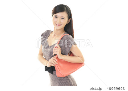 ショルダーバッグを持つ女性 40969698