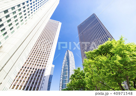 緑の多いオフィス街の風景 40971548