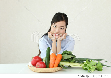 野菜が好きな女性 40971972