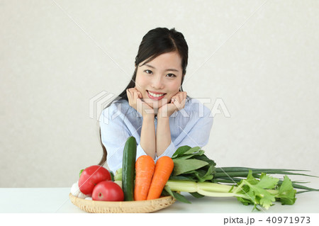 野菜が好きな女性 40971973