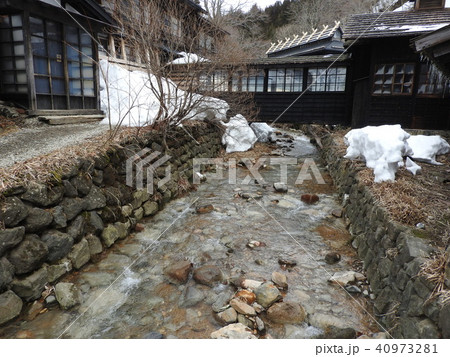 温泉郷にあってダントツの一番人気なのがこの鶴の湯温泉で、日本一予約が取りにくい宿として知られる。 温泉郷にあってダントツの一番人気なのがこの鶴の湯温泉で、日本一予約が取りにくい宿として知られる。 40973281