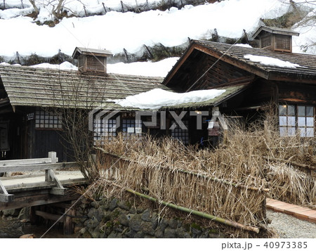 温泉郷にあってダントツの一番人気なのがこの鶴の湯温泉で、日本一予約が取りにくい宿として知られる。 40973385