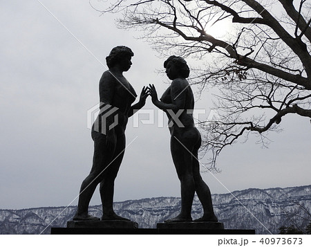 高村光太郎の最後の作品で、傑作とされる十和田湖畔の乙女の像。愛妻・智恵子夫人がモデルともいわれる。 40973673