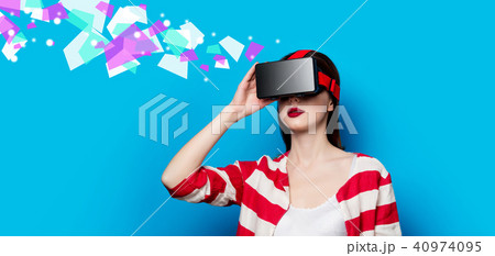 woman with virtual reality gadget 40974095