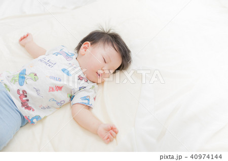 寝ている男の子 40974144