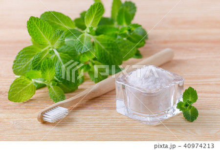alternative natural toothpaste himalayan salt and wood toothbrush, mint on wooden 40974213