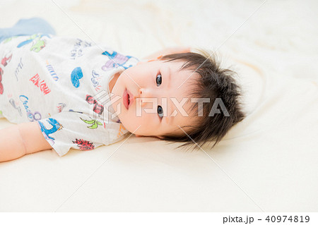 眠い男の子 40974819