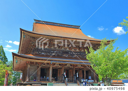 晴天下の金峯山寺　本堂 40975498