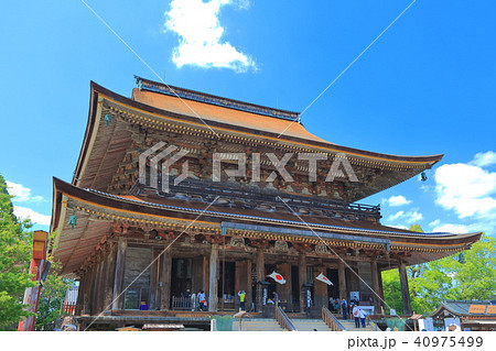 晴天下の金峯山寺　本堂 40975499