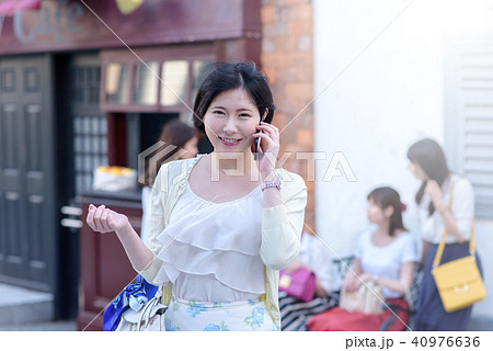 女性　ライフスタイル　携帯電話 40976636